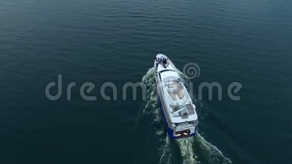 在蓝海上航行的白色游艇的鸟瞰图帆船在蓝水上航行视频的预览图