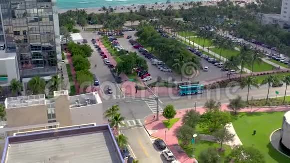 迈阿密佛罗里达州美国2019年5月空中无人机全景飞行迈阿密海滩市中心上面是柯林斯公园视频的预览图