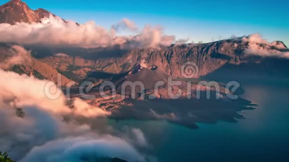时间推移山的火山口印度尼西亚Lombok岛的Rinjani视频的预览图