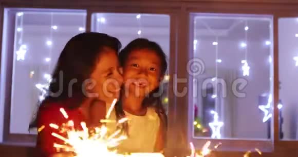 女孩和妈妈在玩圣诞灯棍视频的预览图