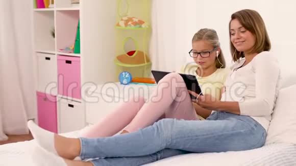 母女俩在平板电脑上听音乐视频的预览图