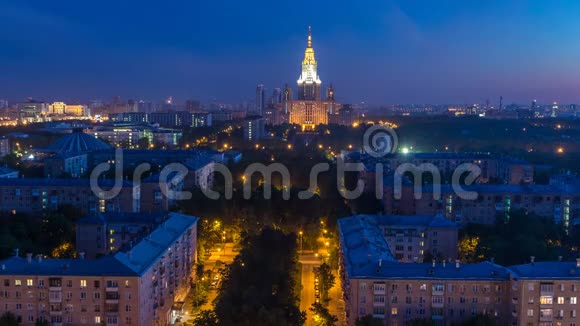 莫斯科国立大学从屋顶俯瞰日出前的夜晚到白天视频的预览图