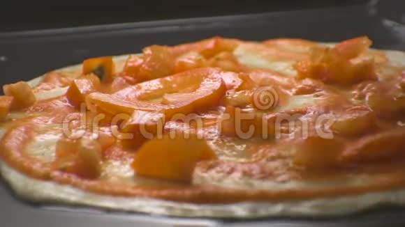 薄面团番茄酱和番茄片视频视频的预览图