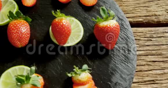 草莓和柠檬放置在木表面4K4k视频的预览图
