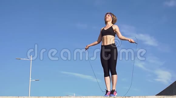 健身女孩在户外跳绳做运动视频的预览图