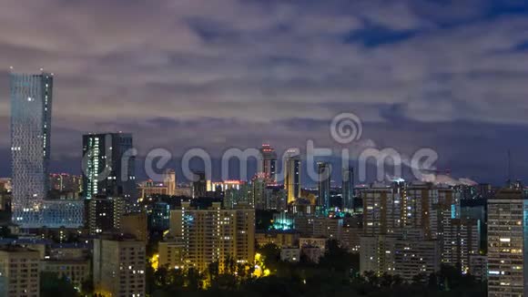 莫斯科时间推移的全景夜晚大城市的全景Mosfilmovskaya街的住宅建筑视频的预览图