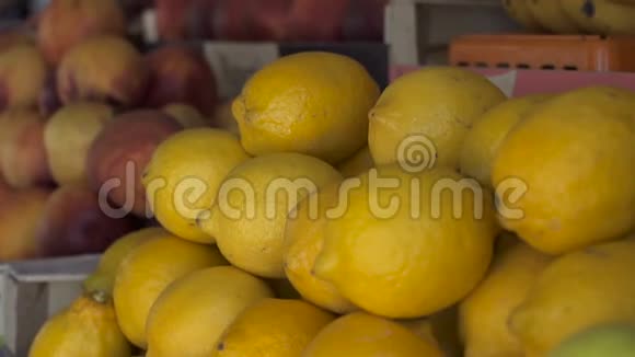 近距离观看年轻人在水果市场上选择柠檬的手视频的预览图