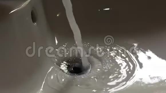 从浴室的水龙头流出的水在缓慢的运动中被看到视频的预览图
