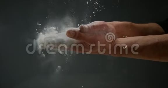 手拿面粉视频的预览图