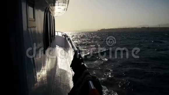 日落时漂在红海上的游船视频的预览图