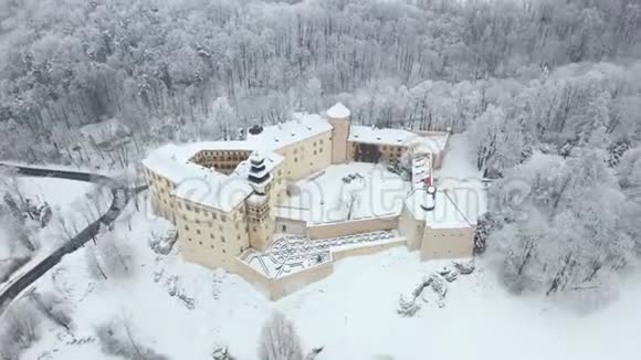 冬季波兰克拉科夫附近的历史性文艺复兴城堡PieskowaSkala视频的预览图