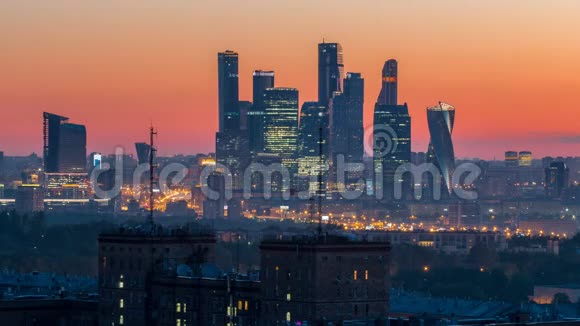 从城市景观顶部到白天的时间推移住宅建筑公园区域莫斯科城市摩天大楼群视频的预览图