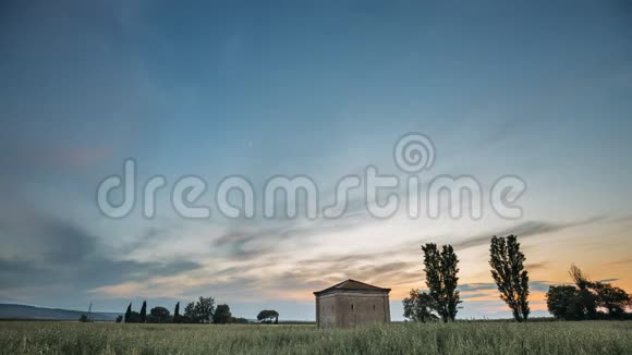加泰罗尼亚西班牙西班牙乡村麦田景观之上的春天日落天空孤独的巴恩农场大厦视频的预览图