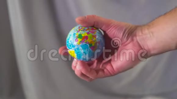 这只手握着地球仪把地球抛起来世界掌握在你手中慢动作视频的预览图