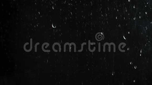 水落在黑色背景上视频的预览图