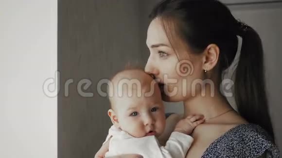 美丽动人的年轻母亲和婴儿的可爱肖像视频的预览图