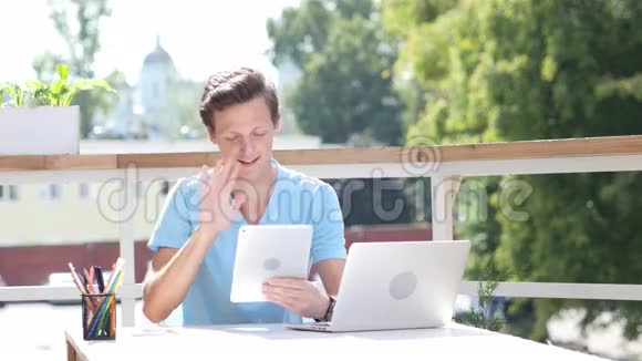 阳光明媚的一天在户外工作时通过平板电脑在线视频聊天视频的预览图