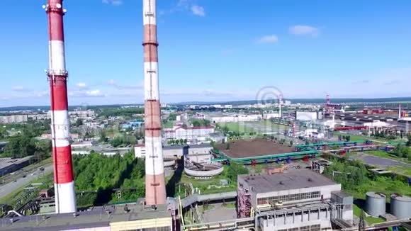 城市工业区和工厂的顶部视图红色和白色管道工厂和工厂的城市全景视频的预览图