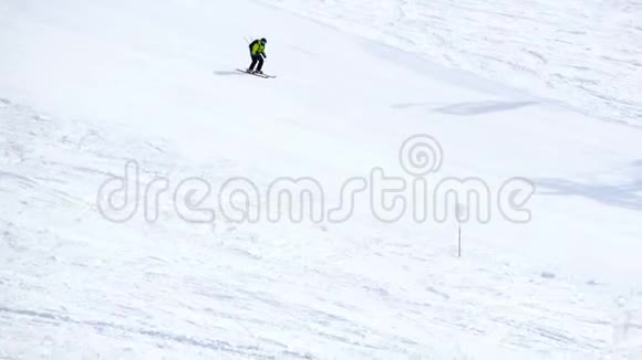 极端自由滑雪板滑雪山视频的预览图