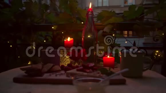 傍晚时分带有烛光的浪漫餐桌视频的预览图