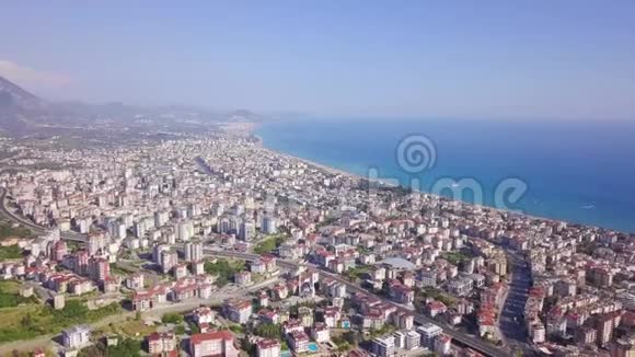 位于海岸的度假小镇的俯视图剪辑美丽天空背景下海滨城市全景视频的预览图