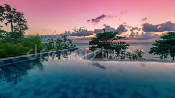 美丽的热带时移日落在巴厘岛的无限泳池视频的预览图