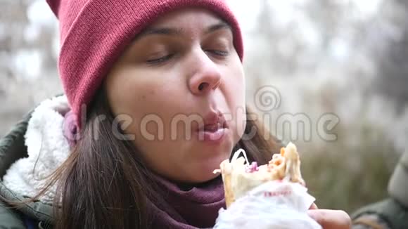 这个女孩正在吃一种美味多汁的甜甜圈玩得很开心体重增加了1920x1080全高清慢动作视频的预览图