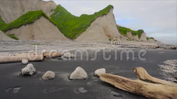 在白色悬崖边的黑色沙滩上留下足迹伊图鲁普岛视频的预览图