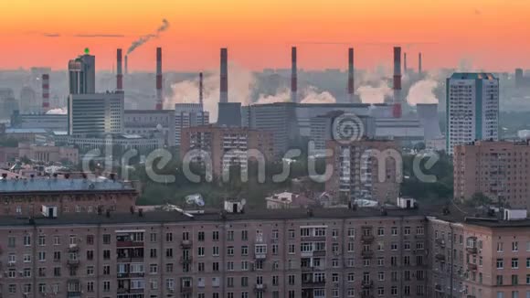 从城市景观的顶部看时间住宅建筑公园区域远处的吸烟管地平线早晨视频的预览图