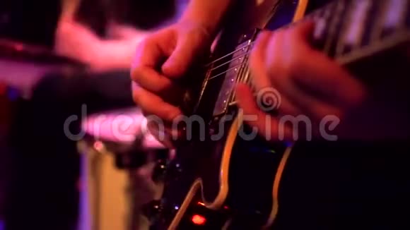 弹吉他特写慢动作宏吉他手用手指在电吉他上按和弦慢动作视频的预览图