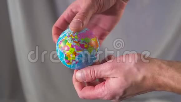 这只手握着地球仪把地球抛起来世界掌握在你手中慢动作视频的预览图