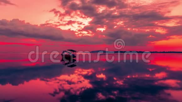 印尼吉利海上的一艘渔船夕阳红视频的预览图