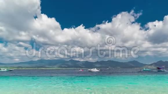 印度尼西亚蓝波克岛背景下的蔚蓝海视频的预览图