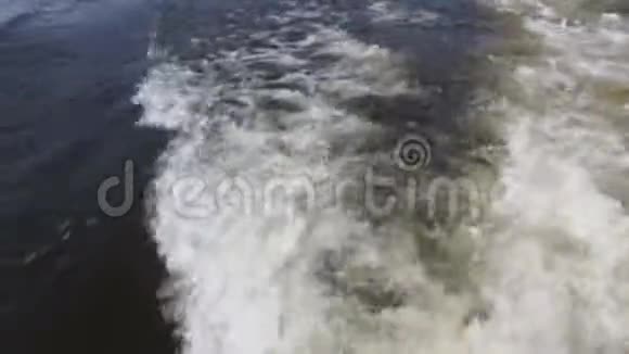从摩托艇上挥手和醒来水和马达的声音4K超高清摄影夹视频的预览图