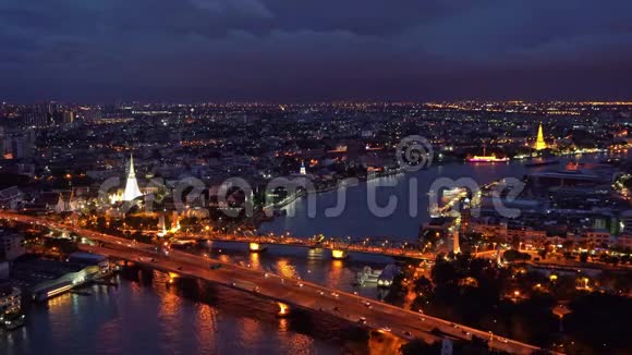PhraPhutthaYodfa桥ChaoPhraya河有建筑物的纪念桥日落曼谷泰国4K城景VDO视频的预览图