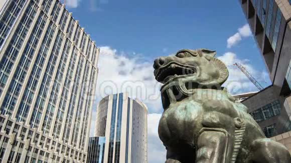 金融街的铜狮雕塑视频的预览图