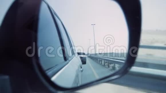 现代汽车上的侧后视镜库存从车窗到镜子的视野乘车旅行的概念视频的预览图