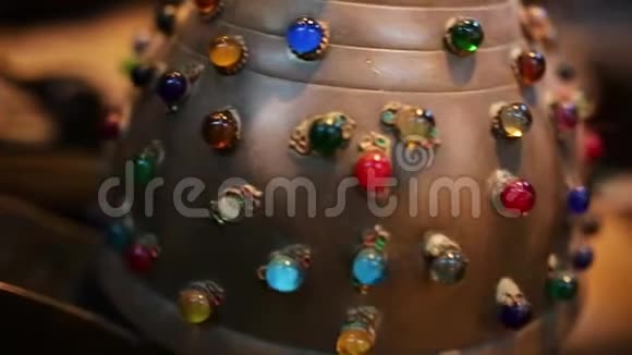 带有多色宝石的纪念品库存来自亚洲的昂贵别致纪念品视频的预览图
