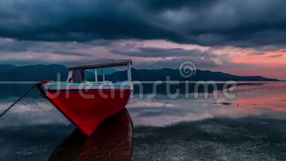 印度尼西亚吉利群岛夕阳西下的红色渔船视频的预览图