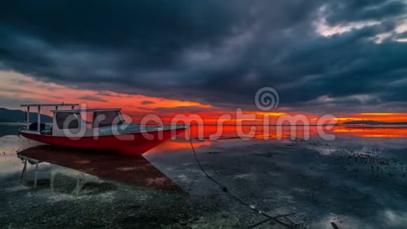 随着时间推移戏剧性的红色日落与渔民船的轮廓靠近吉利航空岛伦博克印度尼西亚视频的预览图