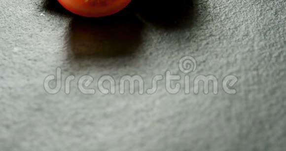 灰色背景4K4k的全番茄和半番茄视频的预览图