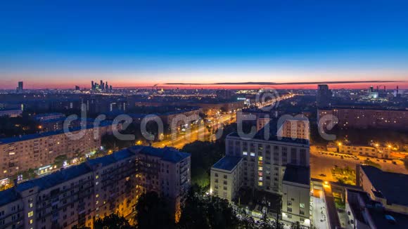 俄罗斯莫斯科的住宅建筑斯大林摩天大楼和日出前的城市全景视频的预览图