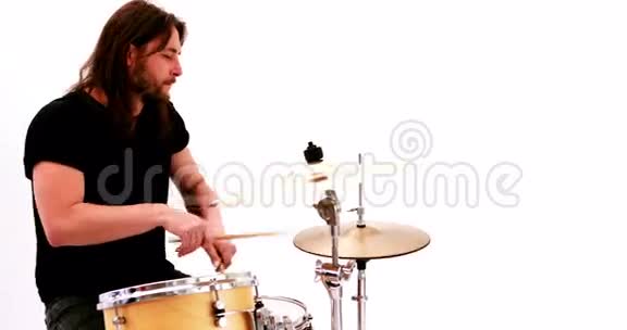 毛茸茸的鼓手在演奏他的鼓包视频的预览图