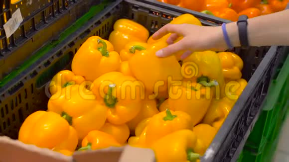 在超市里捡胡椒的年轻夫妇视频的预览图