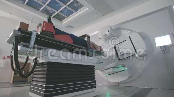 在现代放射治疗室接受放射治疗的病人视频的预览图