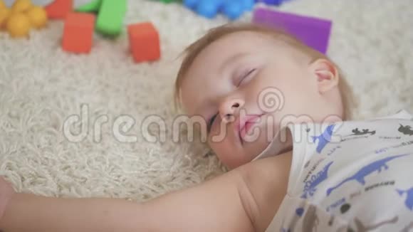 一个睡在家里地板上的可爱的婴儿视频的预览图