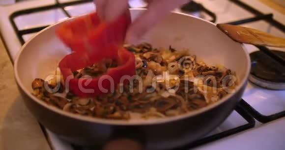 炸蘑菇和辣椒烘焙视频的预览图