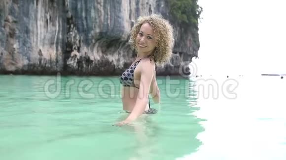穿泳装的女孩在水中与悬崖搏斗视频的预览图