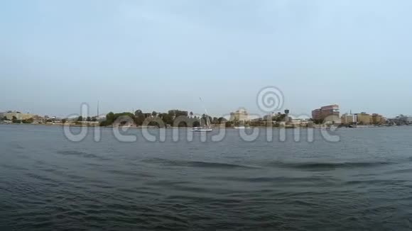 尼罗河畔卢克索城的景色视频的预览图
