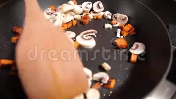 煮蘑菇和红薯视频的预览图